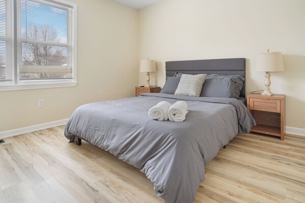 Iron/ironing board, WiFi, bed sheets - Large groups 4 Bedrooms 3 Full Baths TV all rooms (Olathe)