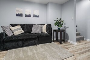 Living area - Large groups 4 Bedrooms 3 Full Baths TV all rooms (Olathe)