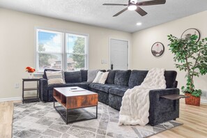 Living area - Large groups 4 Bedrooms 3 Full Baths TV all rooms (Olathe)