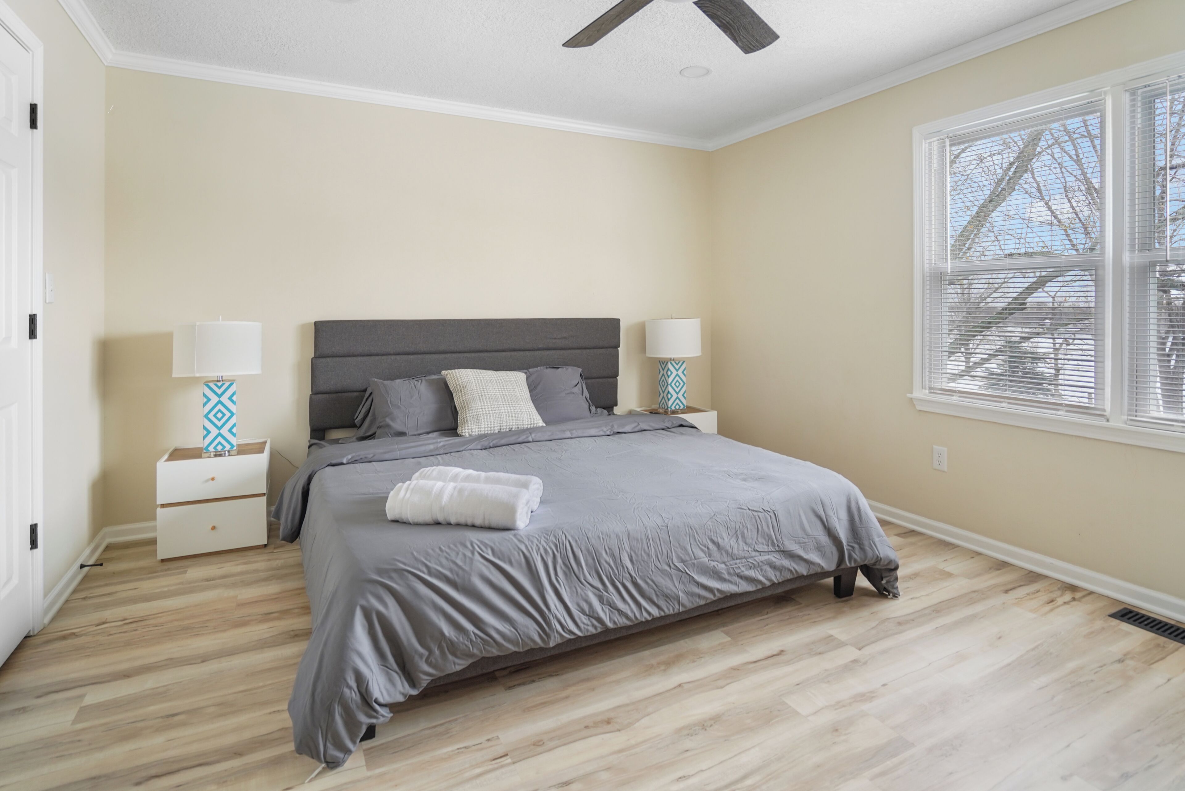 4 bedrooms, iron/ironing board, WiFi, bed sheets