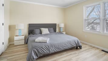 4 bedrooms, iron/ironing board, WiFi, bed sheets