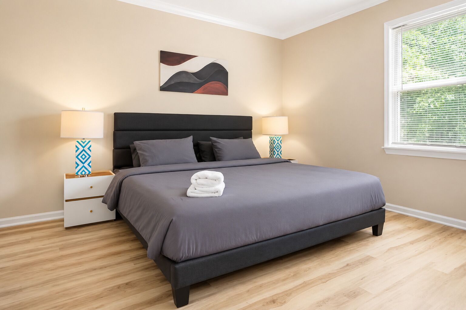 4 habitaciones, tabla de planchar con plancha, wifi y ropa de cama 