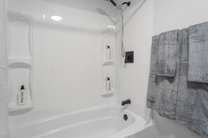 Hair dryer, towels, soap, toilet paper - Large groups 4 Bedrooms 3 Full Baths TV all rooms (Olathe)