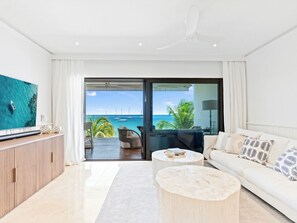 TV, books - Breathtaking Beachfront Suite in Simpson Bay (Simpson Bay)