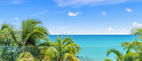 En la playa, camastros y toallas de playa