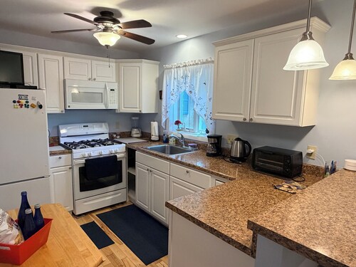 Cozy & Clean Cottage with King Bed! Perfect for a visit to Saratoga Springs, NY!