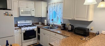 Cozy & Clean Cottage with King Bed! Perfect for a visit to Saratoga Springs, NY!