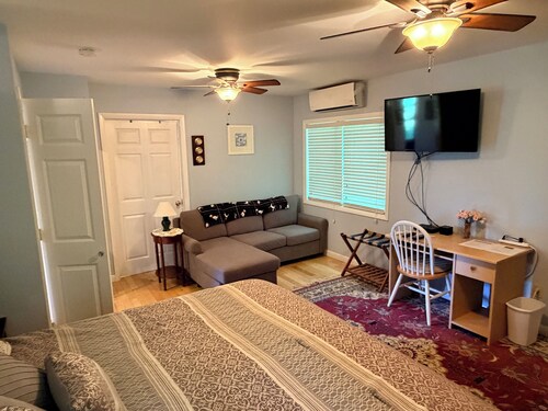 Perfect for SPAC Concert or Track! 1 Bed Cottage w/King Bed in Saratoga Springs!
