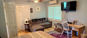 Perfect for SPAC Concert or Track! 1 Bed Cottage w/King Bed in Saratoga Springs!