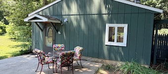 Perfect for SPAC Concert or Track! 1 Bed Cottage w/King Bed in Saratoga Springs!