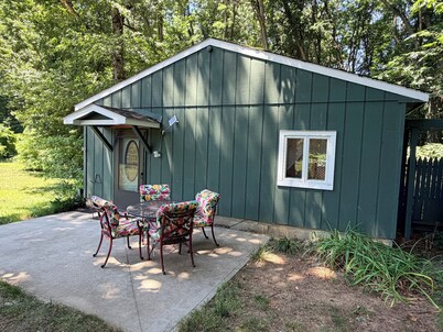 Perfect for SPAC Concert or Track! 1 Bed Cottage w/King Bed in Saratoga Springs!