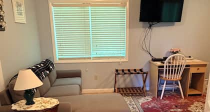 Cozy & Clean Cottage with King Bed! Perfect for a visit to Saratoga Springs, NY!