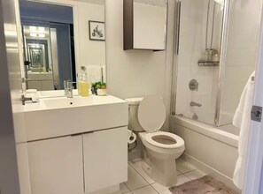 Haartrockner, Handtücher, Seife, Toilettenpapier