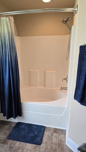 Jetted tub, towels, toilet paper - Charming 3-bedroom house with a home gym in a superb Foley location. (Foley)