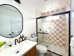 Dusche, Haartrockner, Handtücher, Seife