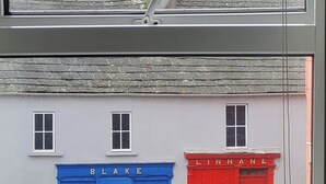 Ein Gebäude mit zwei verschiedenen Bereichen, einer mit der Aufschrift 'BLAKE' und dem anderen mit 'LINNAE'.