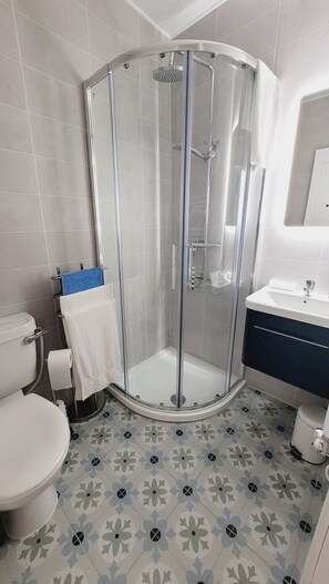 Douche, sèche-cheveux, serviettes fournies, savon