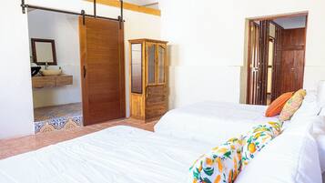 3 chambres, fer et planche à repasser, Wi-Fi, draps fournis