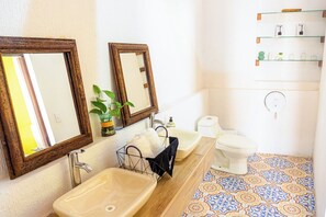 Sèche-cheveux, serviettes fournies, savon, papier toilette