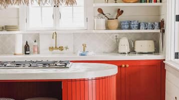 Coffee/tea maker, fridge, oven, stovetop