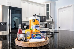 Wasserkocher mit Kaffee-/Teezubehör, Kühlschrank, Mikrowelle, Ofen