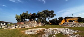 2-bedroom Zazen farmhouse with outdoor pool in Beawar
Enjoy hikes and temples