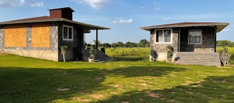  2-bedroom Zazen farmhouse with outdoor pool in Beawar
Enjoy hikes and temples