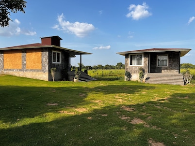  2-bedroom Zazen farmhouse with outdoor pool in Beawar
Enjoy hikes and temples