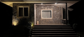 2-bedroom Zazen farmhouse with outdoor pool in Beawar
Enjoy hikes and temples