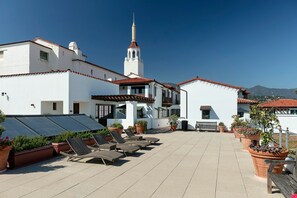 Terrace/patio - Fabulous 1-bedroom condo with AC in sunny Santa Barbara. (Santa Barbara)