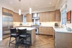 Private kitchen - Fabulous 1-bedroom condo with AC in sunny Santa Barbara. (Santa Barbara)