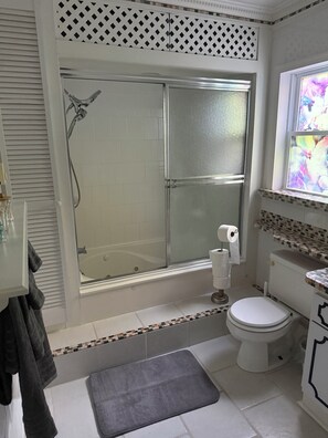Shower, towels, soap, toilet paper - Wonderful 3 bedroom house (Scott)