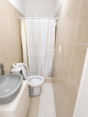 Bathroom - Modern apartment 5 minutes from the Malecón | WiFi and A/C (Mazatlán)