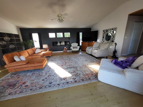 Luxury Lakefront  - Executive, Academic & Remote-work rental




furnished