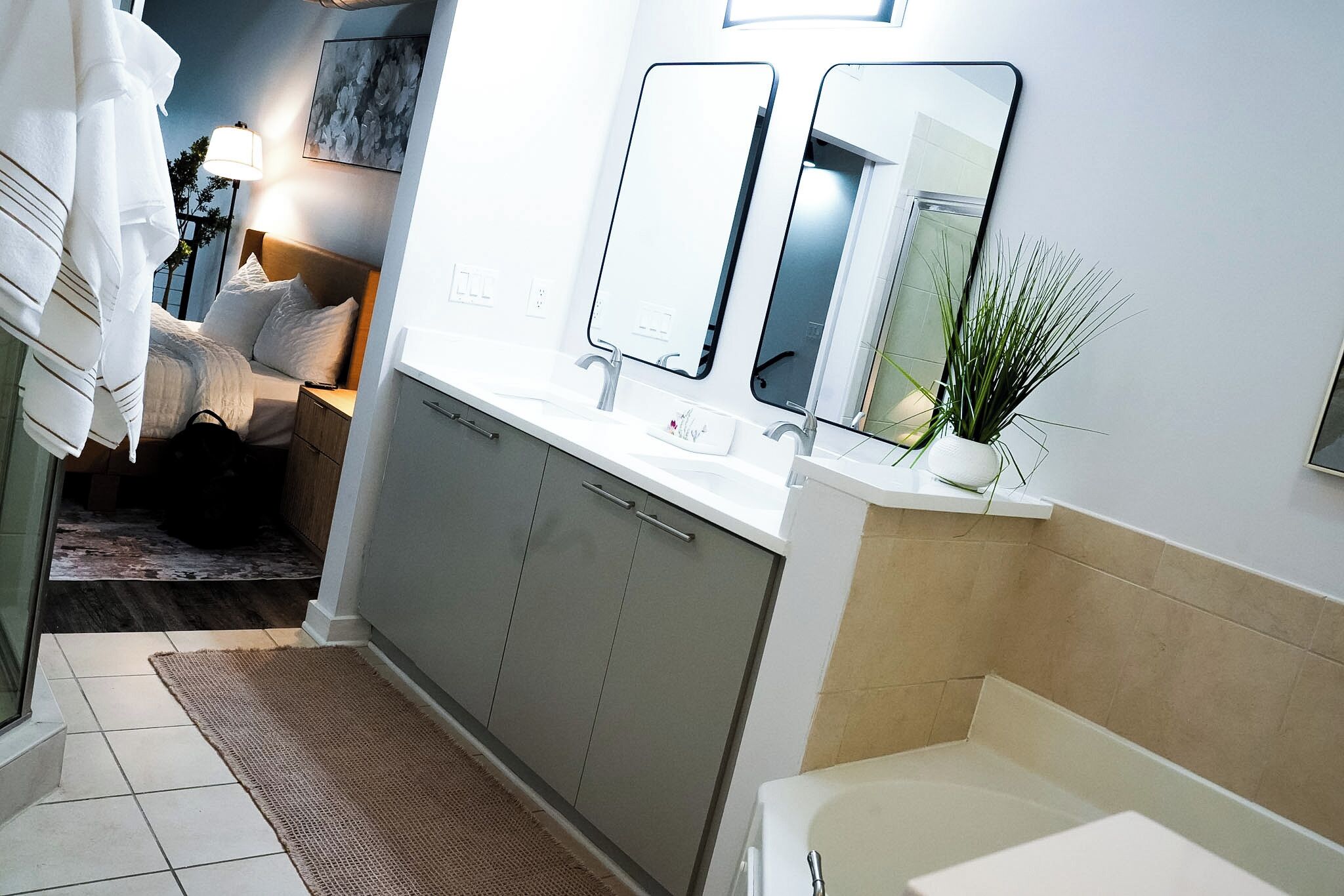 Un baño moderno con bañera, lavamanos y espejo.