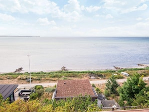 Imóvel à beira-mar com vista para o oceano, um barco pequeno e área para piquenique.