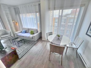Quarto quádruplo luxo, vista para a cidade | Área de estar