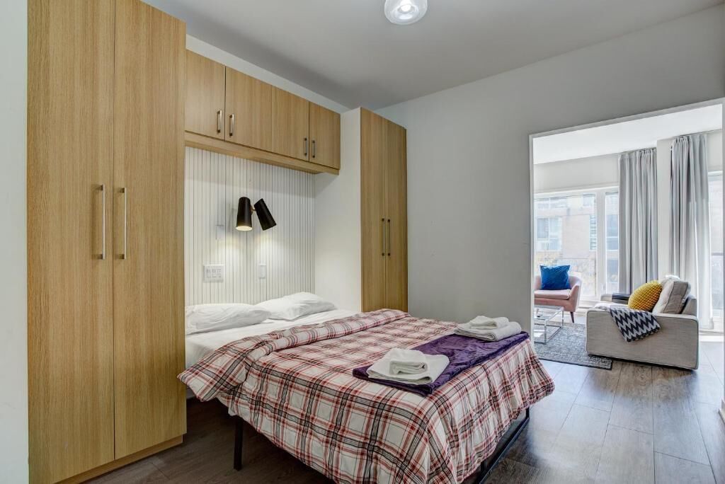 Deluxe-Apartment, Balkon, Stadtblick | Schreibtisch, Verdunkelungsvorhänge, Bügeleisen/Bügelbrett