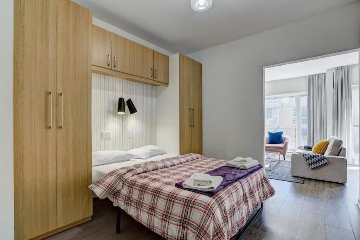 Apartamento luxo, sacada, vista para a cidade | Escrivaninha, cortinas blackout, ferros/tábuas de passar roupa