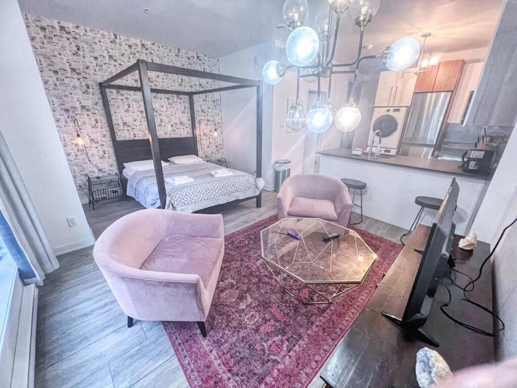 Escritorio, cortinas opacas, tabla de planchar con plancha y wifi gratis
