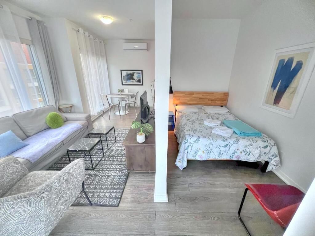 Deluxe-Vierbettzimmer, Stadtblick | Schreibtisch, Verdunkelungsvorhänge, Bügeleisen/Bügelbrett