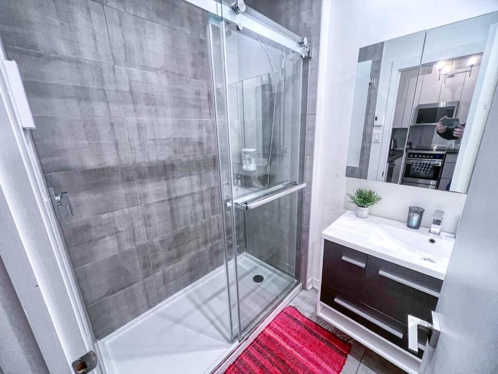Estudio Deluxe, balcón, vistas a la ciudad | Baño | Artículos de higiene personal gratuitos, secador de pelo y toallas
