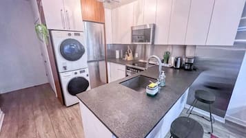 Deluxe Studio, Balcony, City View | Private kitchen | Fridge, microwave, oven, stovetop