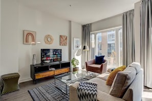 Apartamento luxo, sacada, vista para a cidade | Área de estar
