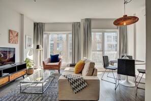 Deluxe-Apartment, Balkon, Stadtblick | Wohnbereich