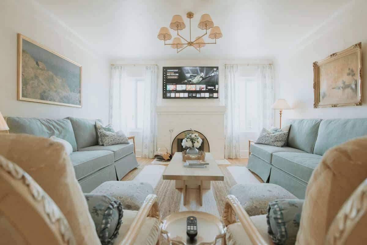 Smart TV, fireplace, books, offices