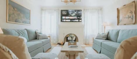 TV connectée, cheminée, livres, espaces bureaux