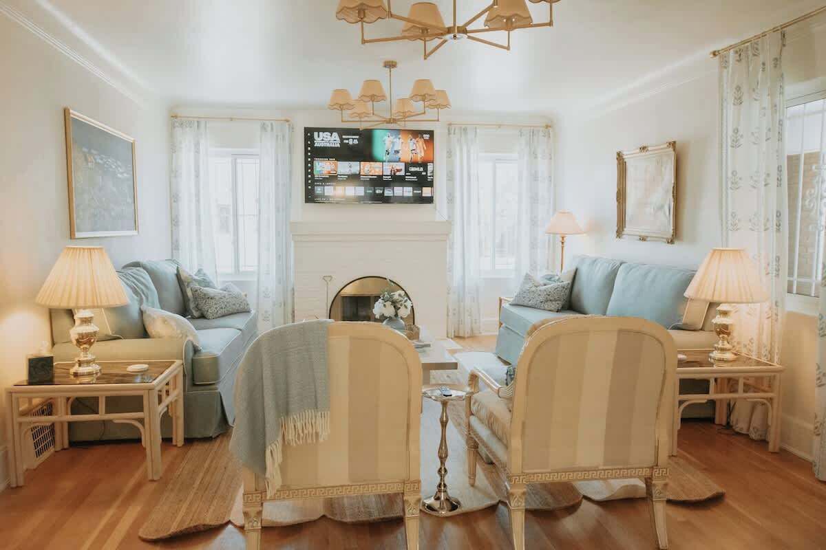 Smart TV, fireplace, books, offices