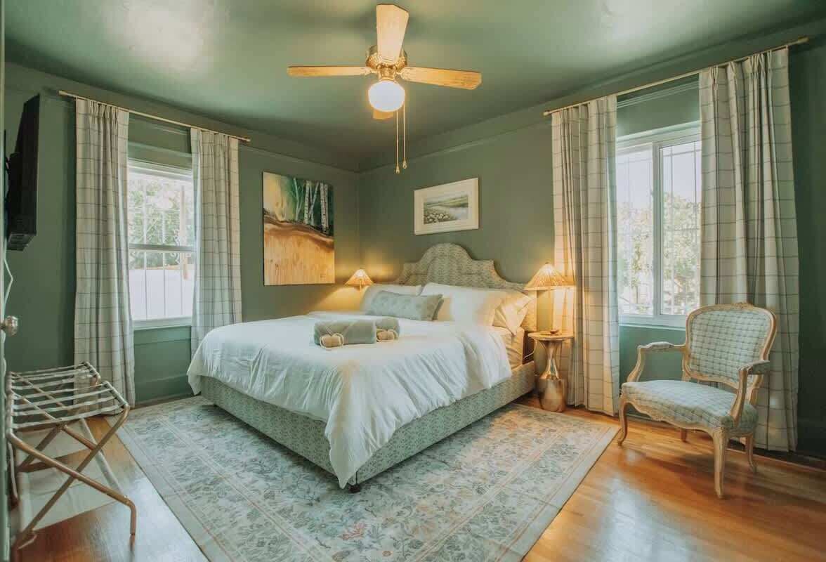 3 bedrooms, desk, iron/ironing board, travel cot