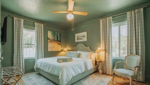 3 bedrooms, desk, iron/ironing board, travel cot - French Tea House in Old Town+Private Hot Tub+Pet Friendly! (Albuquerque)